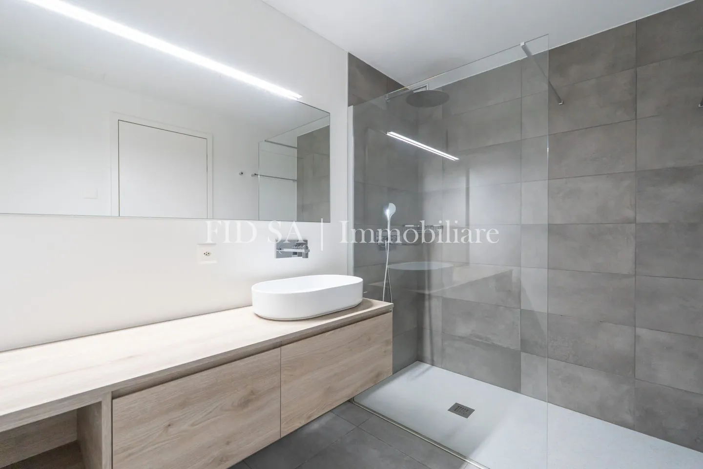LOSONE - Zona residenziale moderna vicino ad Ascona con due terrazze - Foto 9 di 11