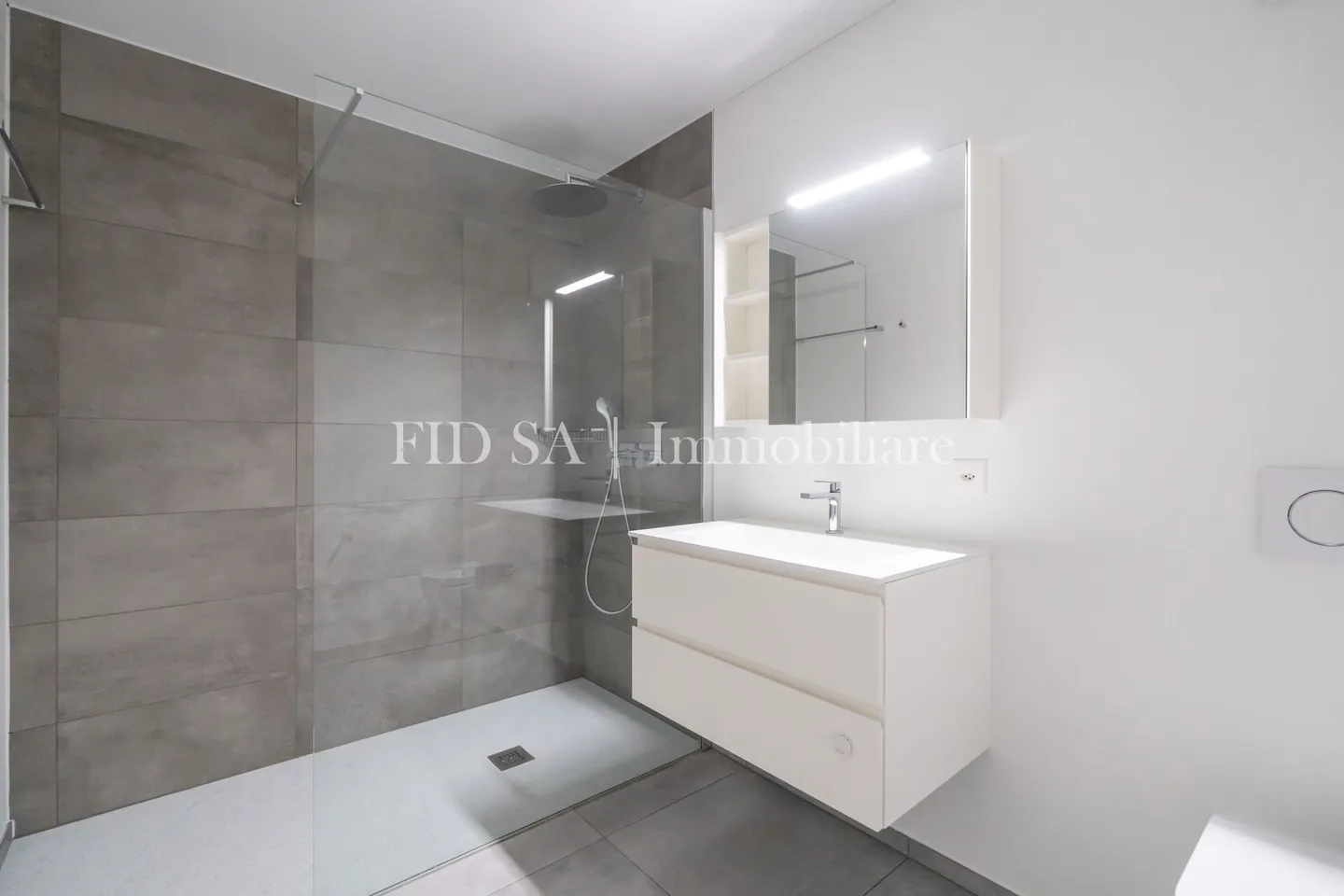 LOSONE - Zona residenziale moderna vicino ad Ascona con due terrazze - Foto 10 di 11