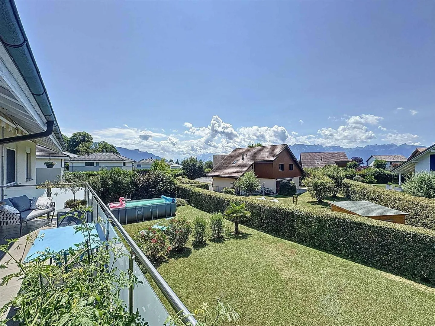 Duplex all'ultimo piano con 5.5 stanze, giardino, piscina e vista sulle montagne - Foto 2 di 13