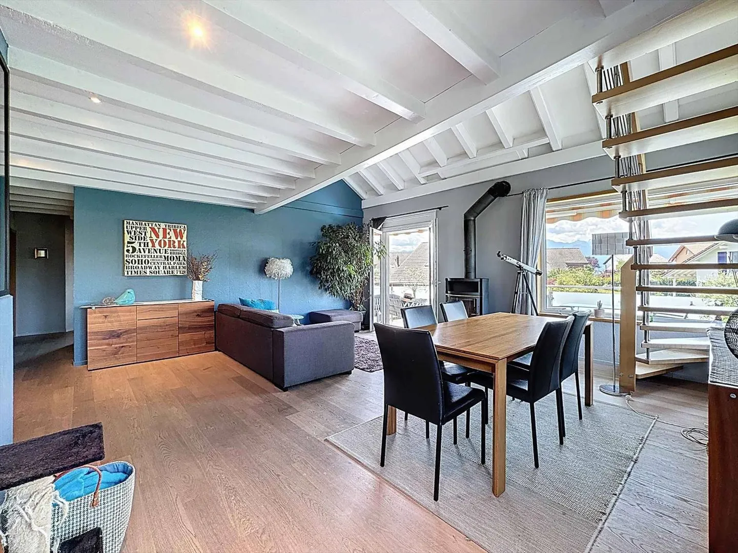 Duplex all'ultimo piano con 5.5 stanze, giardino, piscina e vista sulle montagne - Foto 3 di 13