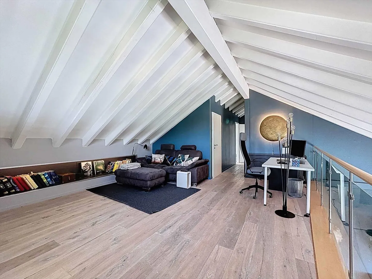 Duplex all'ultimo piano con 5.5 stanze, giardino, piscina e vista sulle montagne - Foto 5 di 13