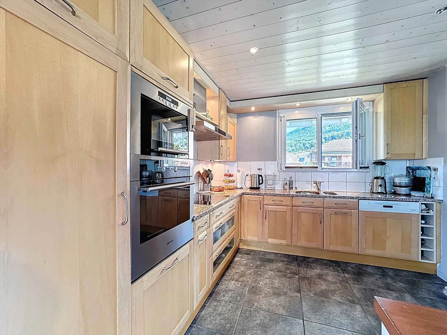 Duplex all'ultimo piano con 5.5 stanze, giardino, piscina e vista sulle montagne - Foto 6 di 13