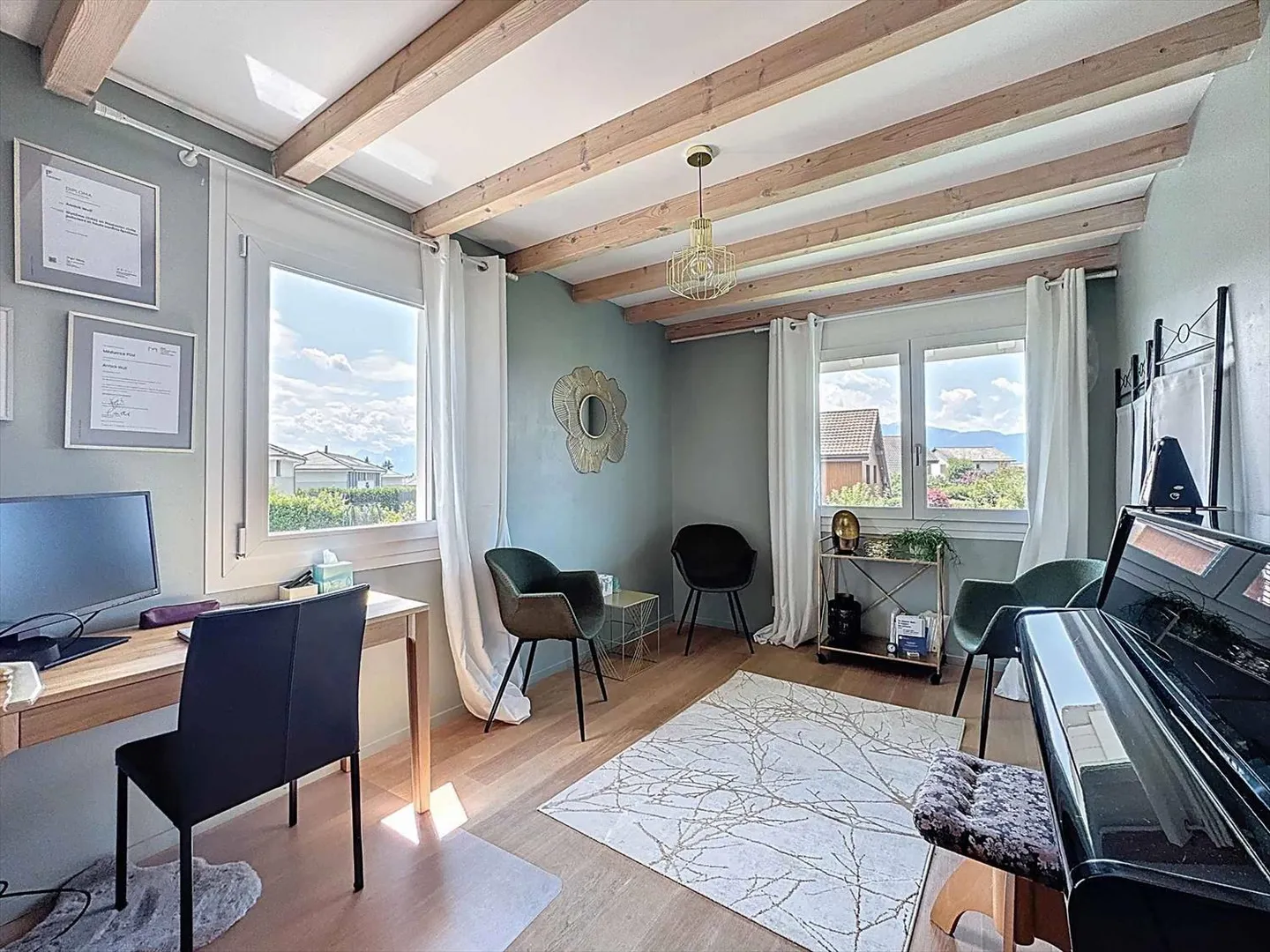 Duplex all'ultimo piano con 5.5 stanze, giardino, piscina e vista sulle montagne - Foto 9 di 13