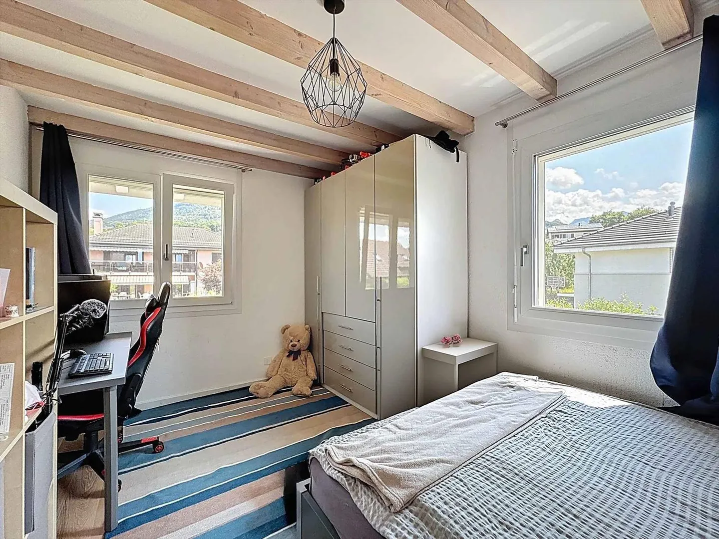 Duplex all'ultimo piano con 5.5 stanze, giardino, piscina e vista sulle montagne - Foto 10 di 13