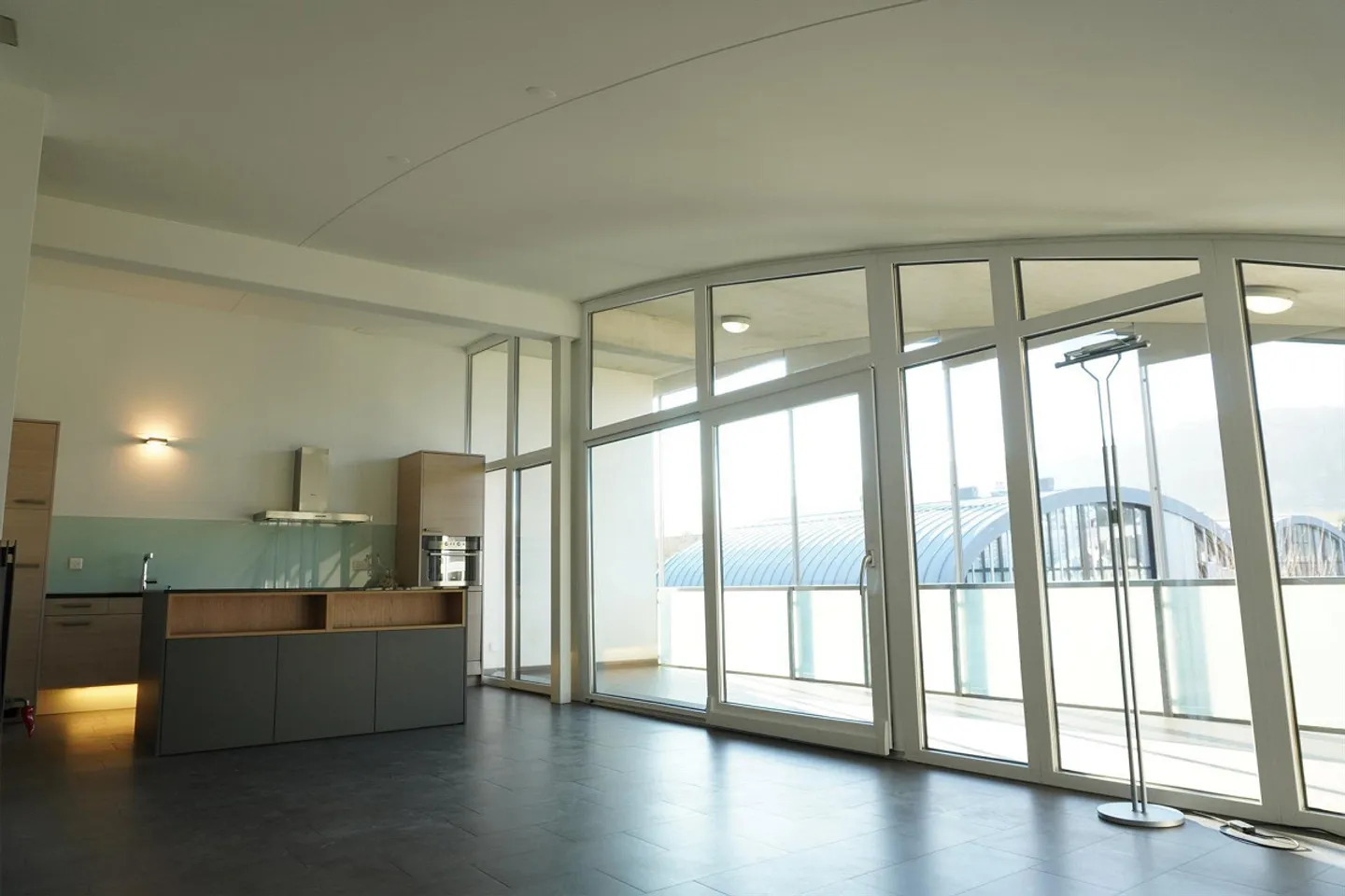 Stilvolle Dachwohnung mit Balkon - Foto 3 von 15
