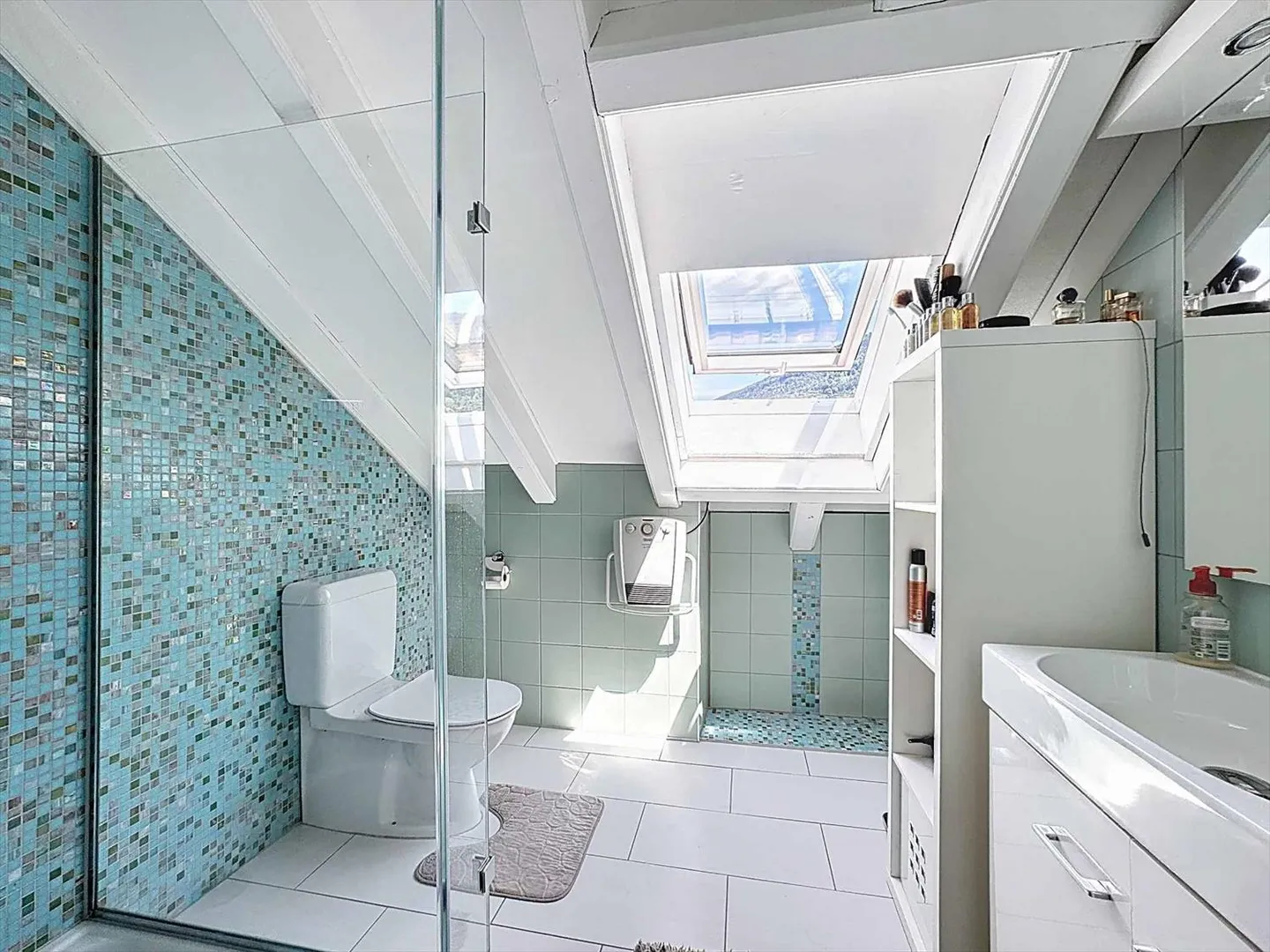 Duplex all'ultimo piano con 5.5 stanze, giardino, piscina e vista sulle montagne - Foto 13 di 13