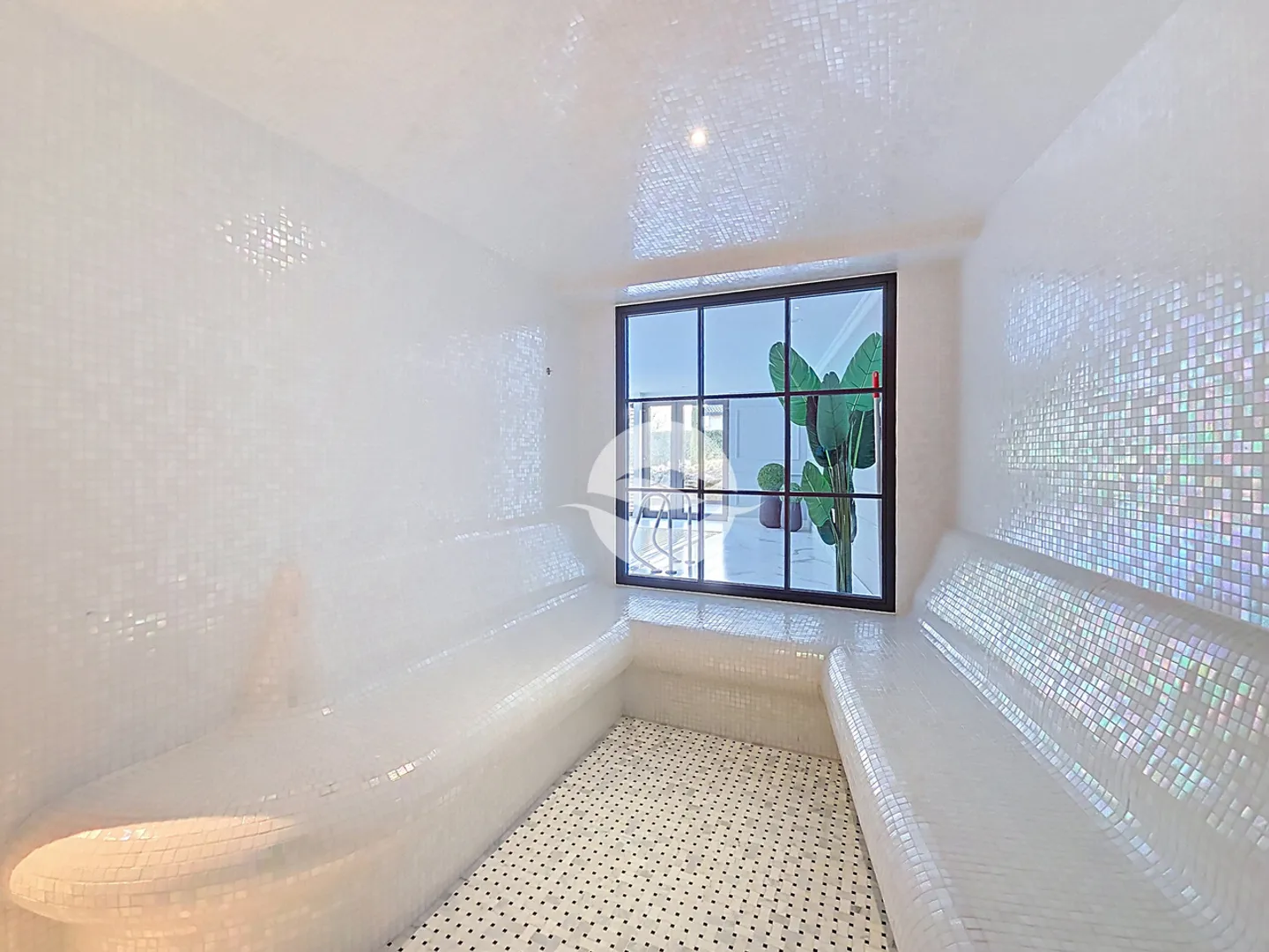 Luxury Apartment with Private Lift - Photo 10 of 11