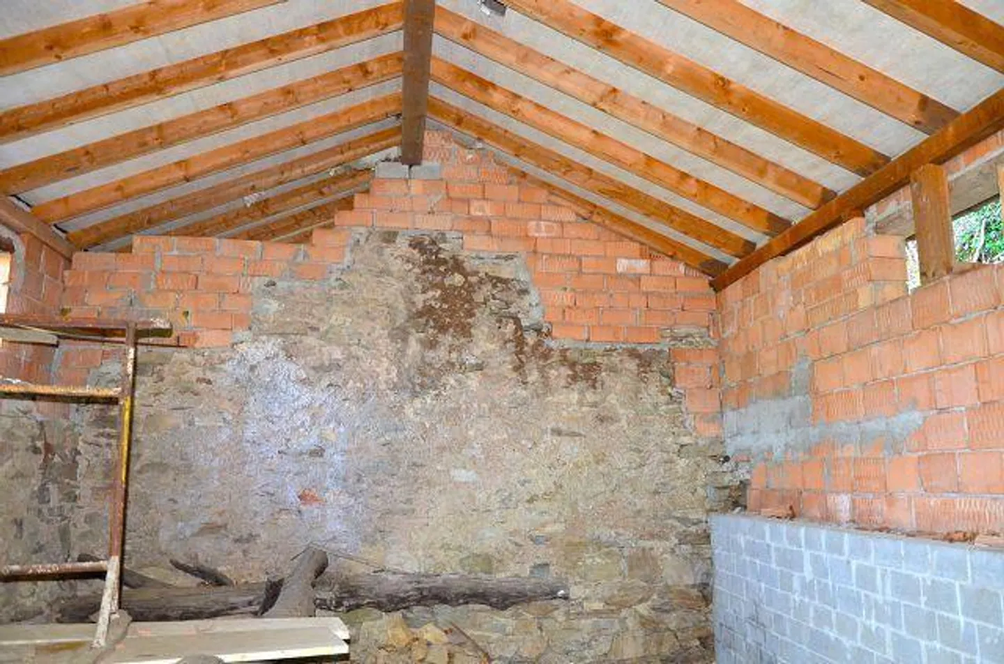 Großes rustikales Haus, das im Wald mit großem Grundstück eingetaucht ist - Foto 6 von 27