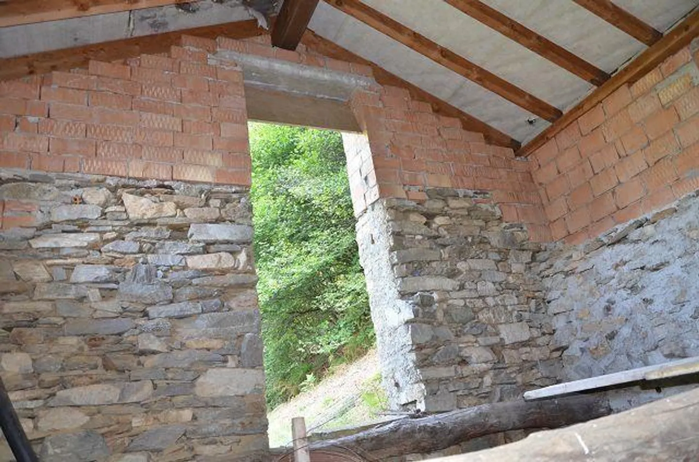 Großes rustikales Haus, das im Wald mit großem Grundstück eingetaucht ist - Foto 7 von 27