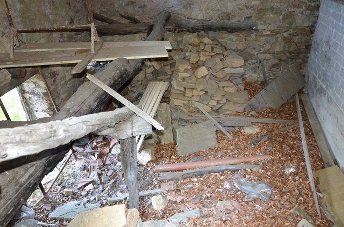 Großes rustikales Haus, das im Wald mit großem Grundstück eingetaucht ist - Foto 8 von 27