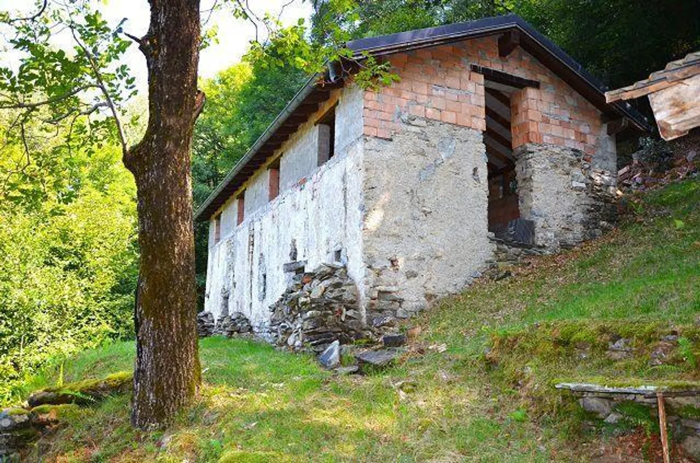 Großes rustikales Haus, das im Wald mit großem Grundstück eingetaucht ist - Foto 1 von 27
