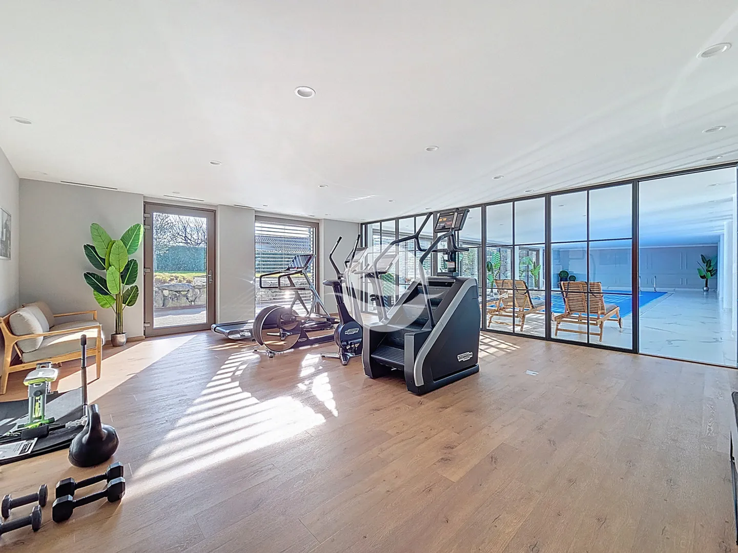 Luxury Apartment with Private Lift - Photo 9 of 11