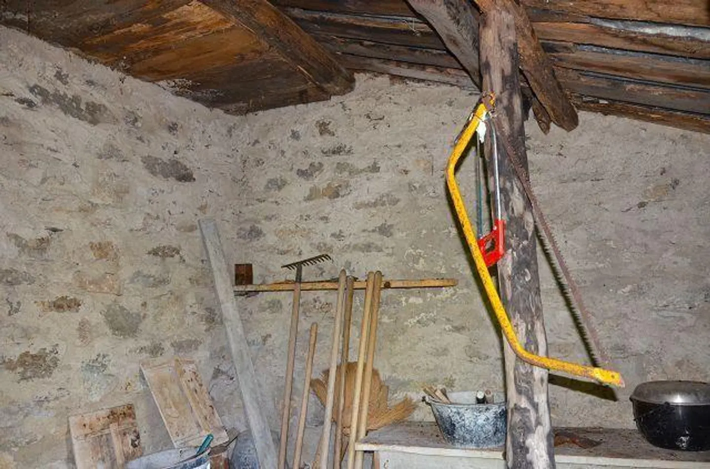 Großes rustikales Haus, das im Wald mit großem Grundstück eingetaucht ist - Foto 13 von 27