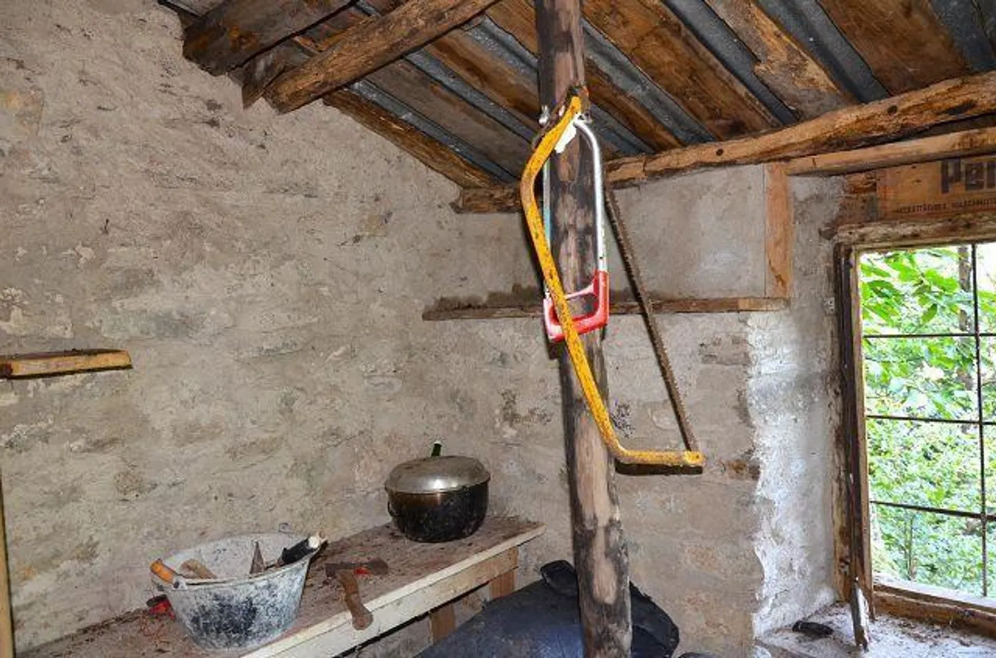 Großes rustikales Haus, das im Wald mit großem Grundstück eingetaucht ist - Foto 14 von 27