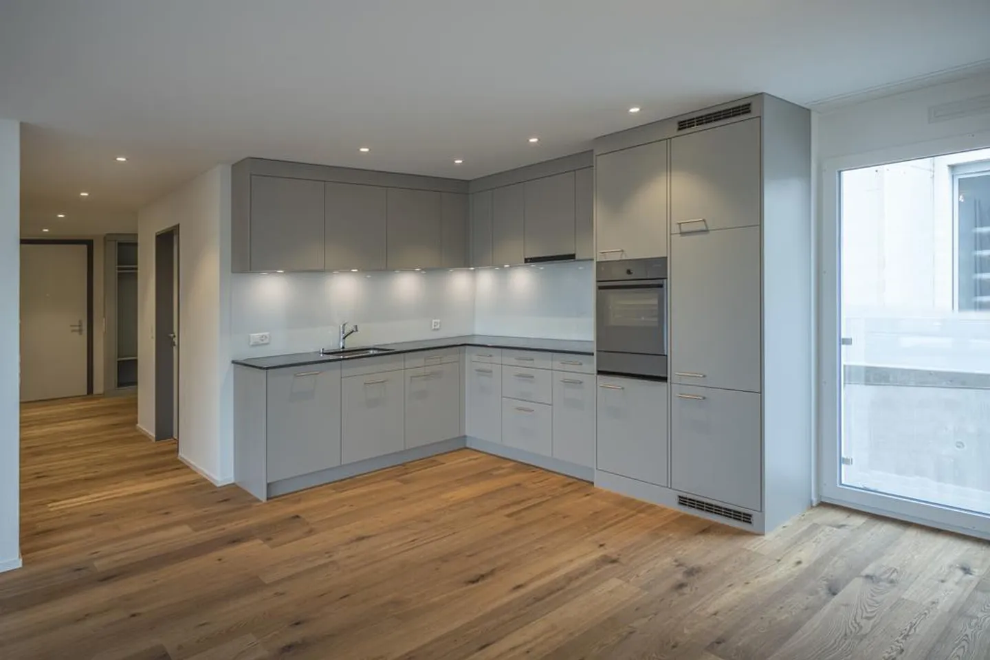 Helle Wohnung mit grossem Sitzplatz - Foto 2 von 9