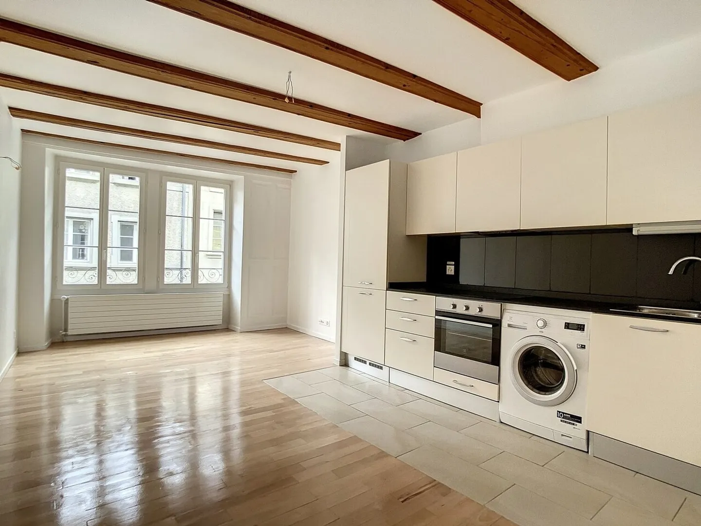 MAGNIFICO 2½ LOCALI NEL CUORE DELLA CITTÀ!! - Foto 2 di 11