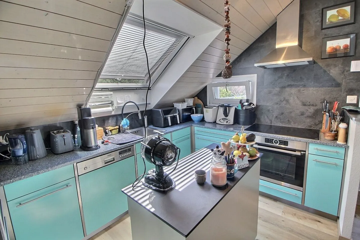 Magnificent fully renovated house consisting of 2 apartments. - Photo 10 of 12