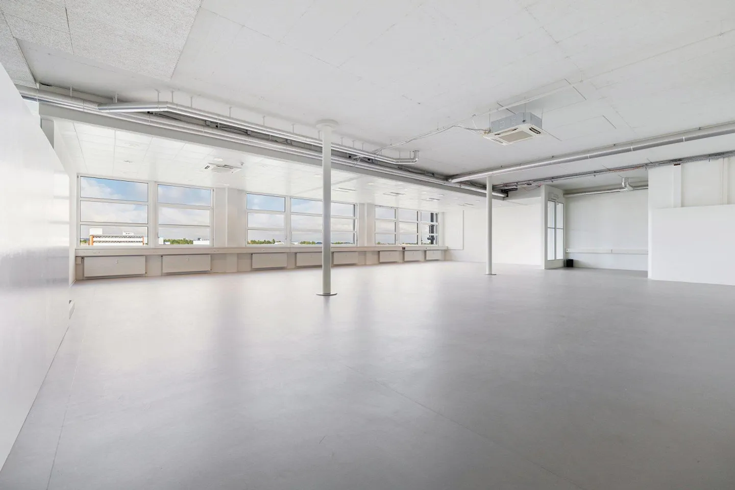 Surface de bureau attrayante avec vue sur le Rhin et possibilités d'aménagement flexibles - Photo 1 sur 7