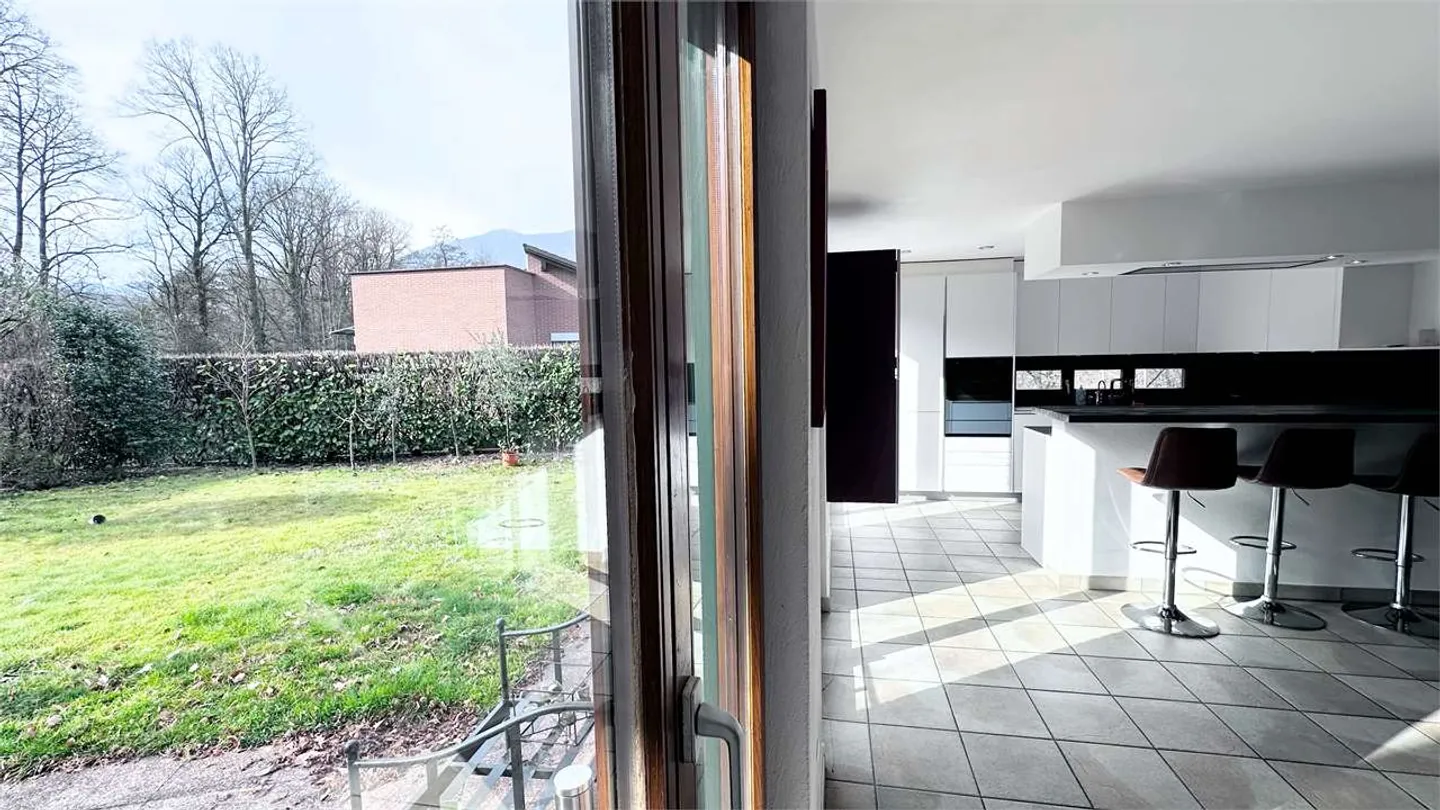 Elegante Villa mit Garten - Foto 18 von 47