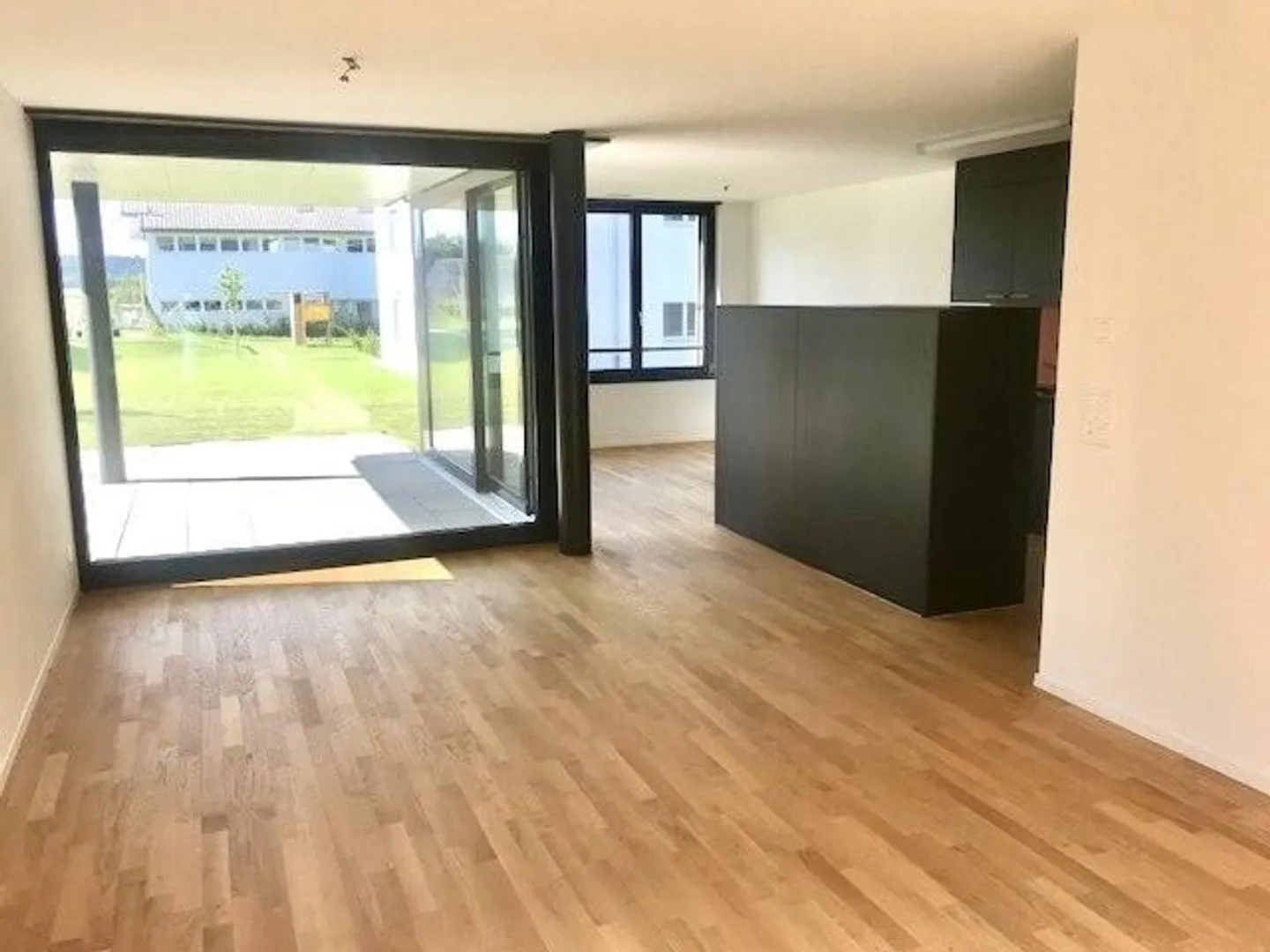 Topmoderne 2.5-ZW im EG mit sonnigem Gartensitzplatz - Foto 3 von 6