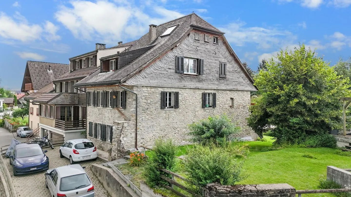 Charming building ideally located - Photo 1 of 8