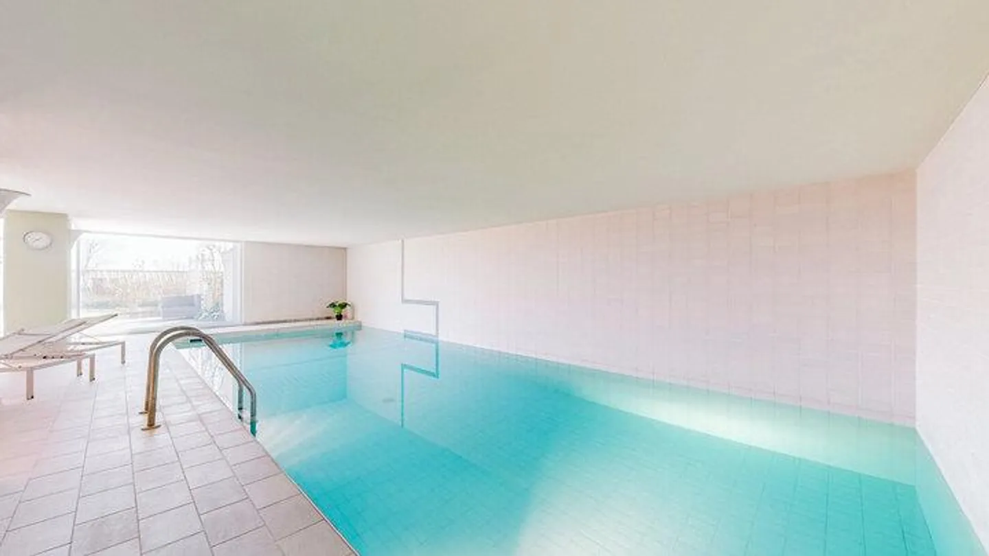 OASIS DE BIEN-ÊTRE AVEC VUE PANORAMIQUE ET PISCINE INTÉRIEURE - Photo 7 sur 8