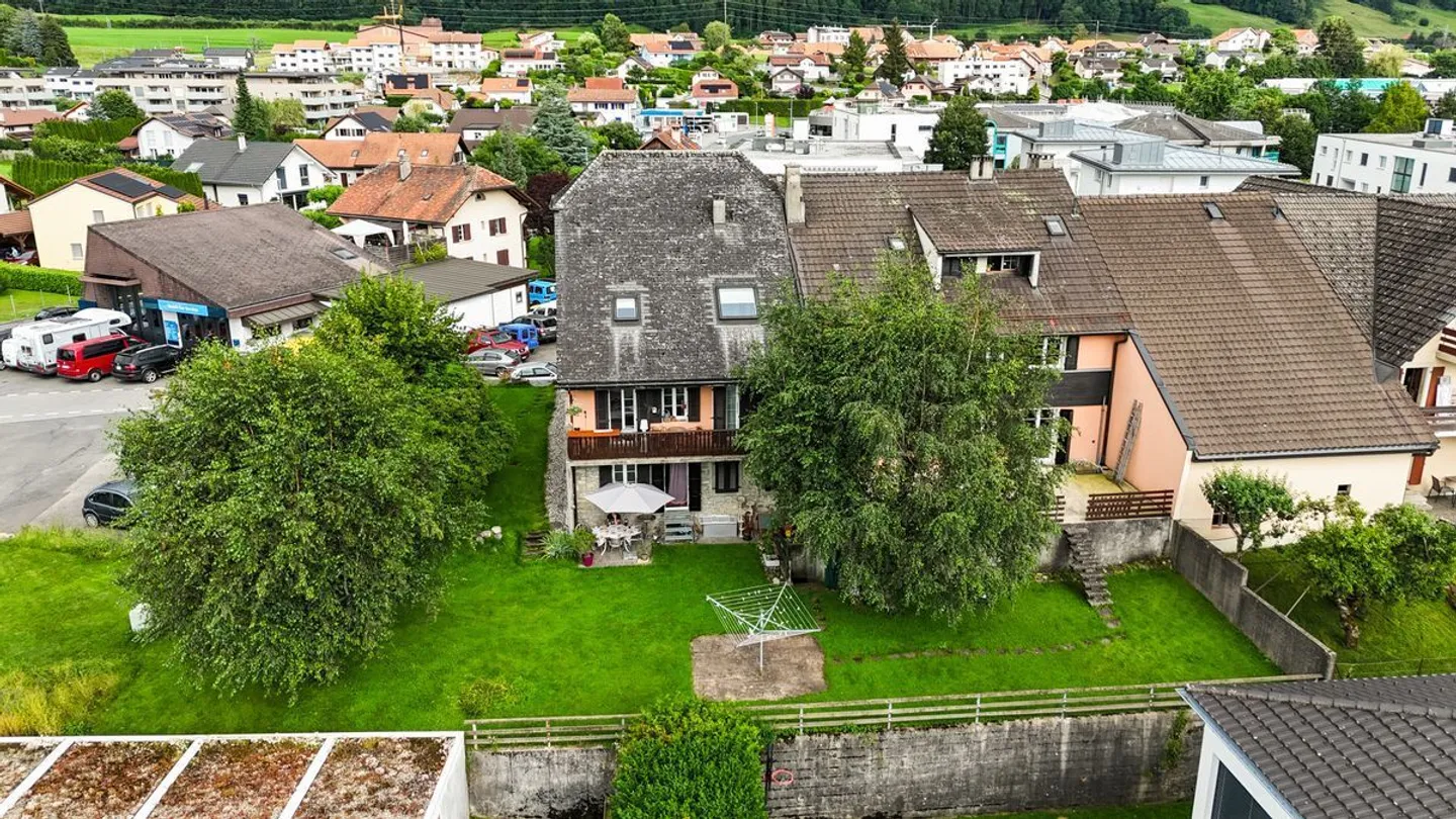 Charming building ideally located - Photo 6 of 8