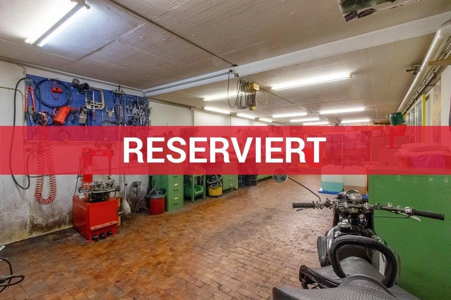 Atelier pour les passionnés de motos et de voitures avec 4 places de parking souterrain - Photo 1 sur 1