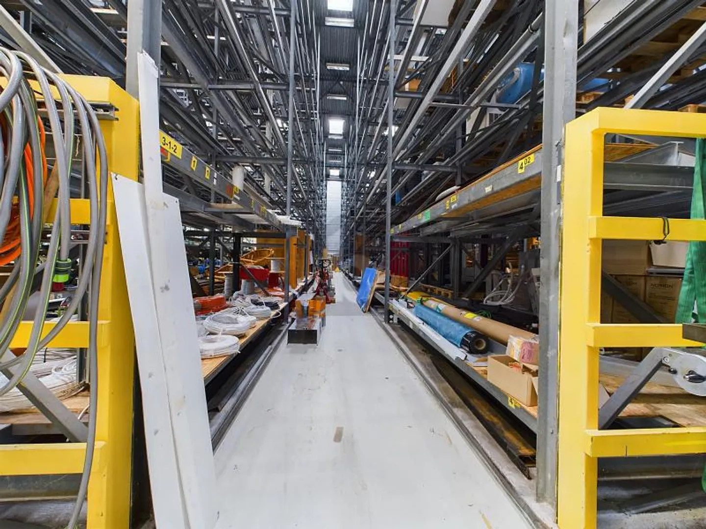 MAGAZZINO A SCAFFALATURE ALTE IN POSIZIONE IDEALE - Foto 2 di 6