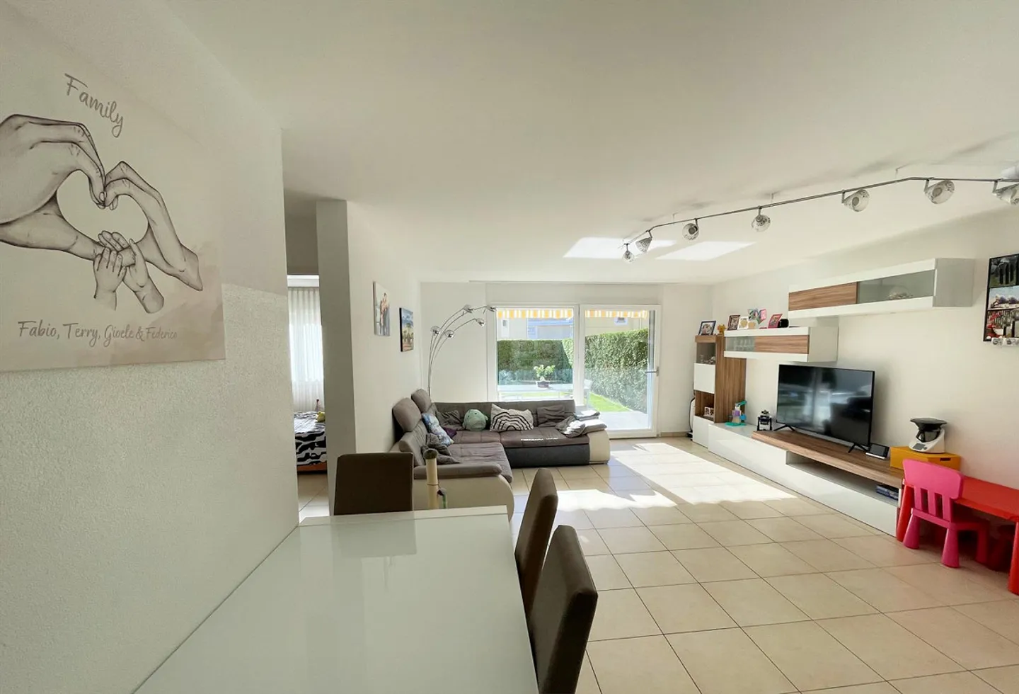 Appartamento con grande giardino in zona comoda e tranquilla - Foto 8 di 17