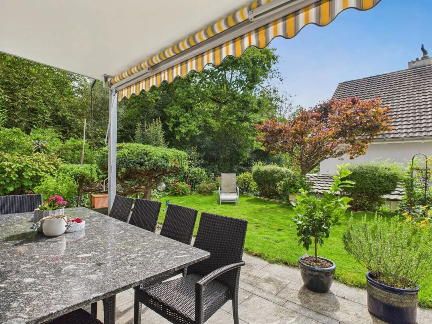 Affascinante casa familiare in una zona residenziale tranquilla e idilliaca - Foto 2 di 26