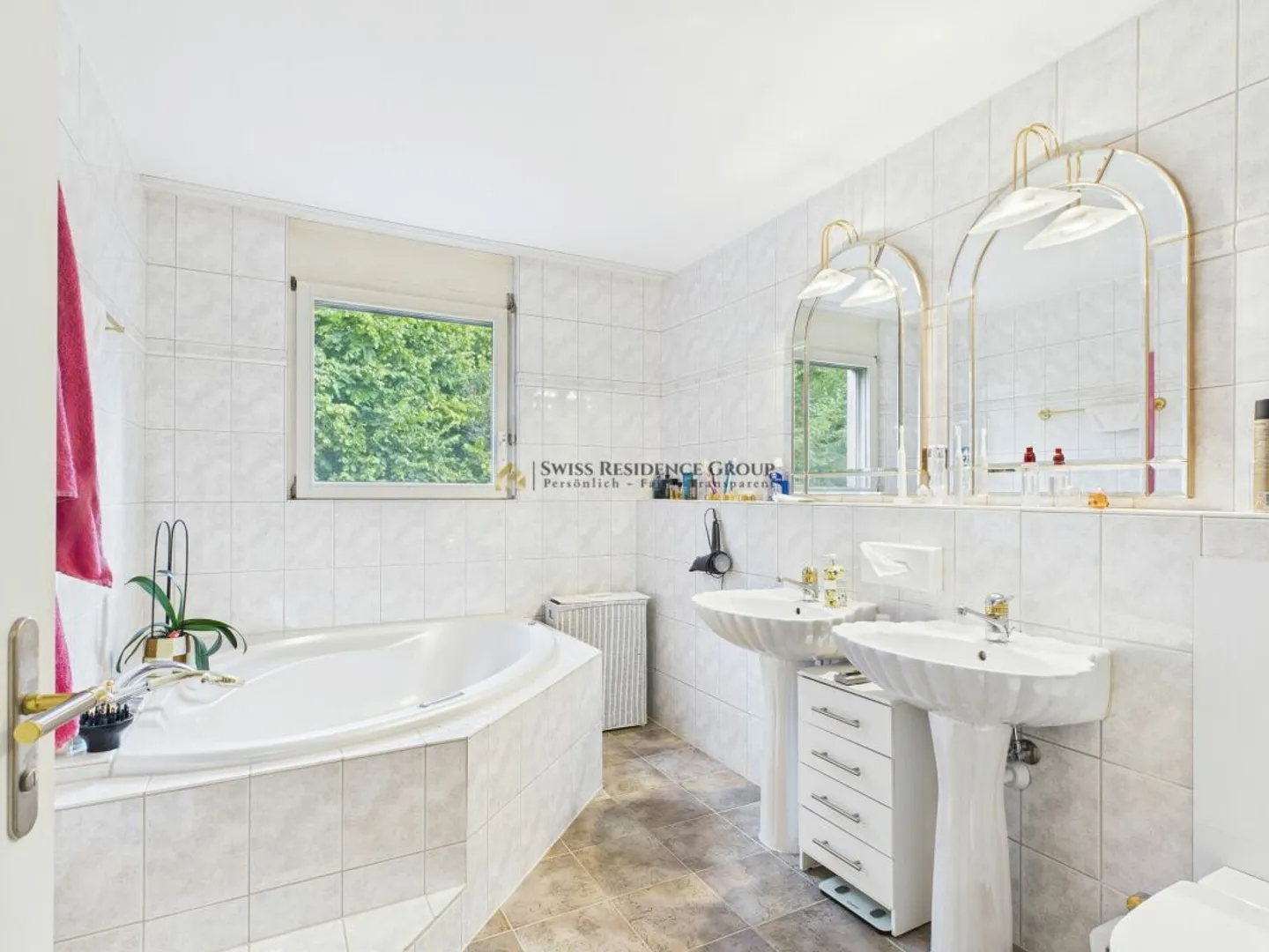 Affascinante casa familiare in una zona residenziale tranquilla e idilliaca - Foto 10 di 26