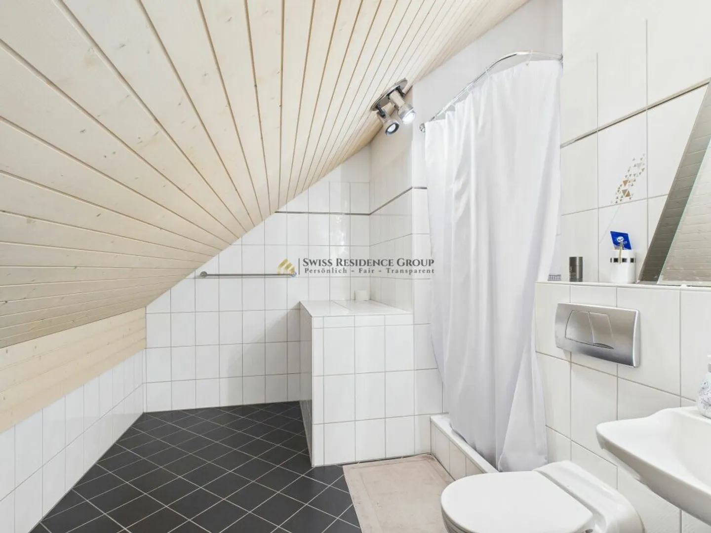 Affascinante casa familiare in una zona residenziale tranquilla e idilliaca - Foto 18 di 26