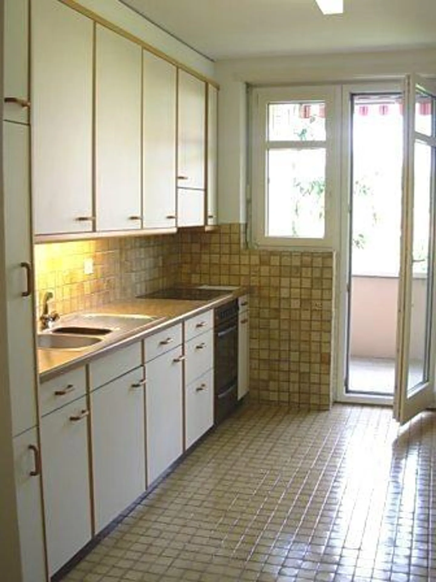 Charming old apartment seeks new tenant - Photo 2 of 4