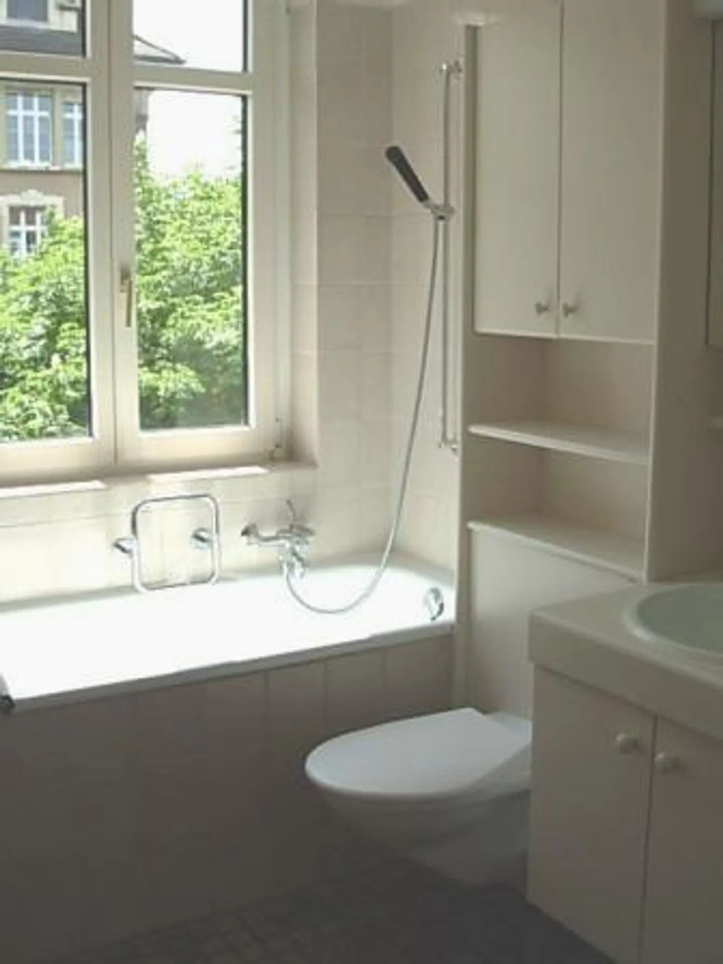 Charming old apartment seeks new tenant - Photo 4 of 4