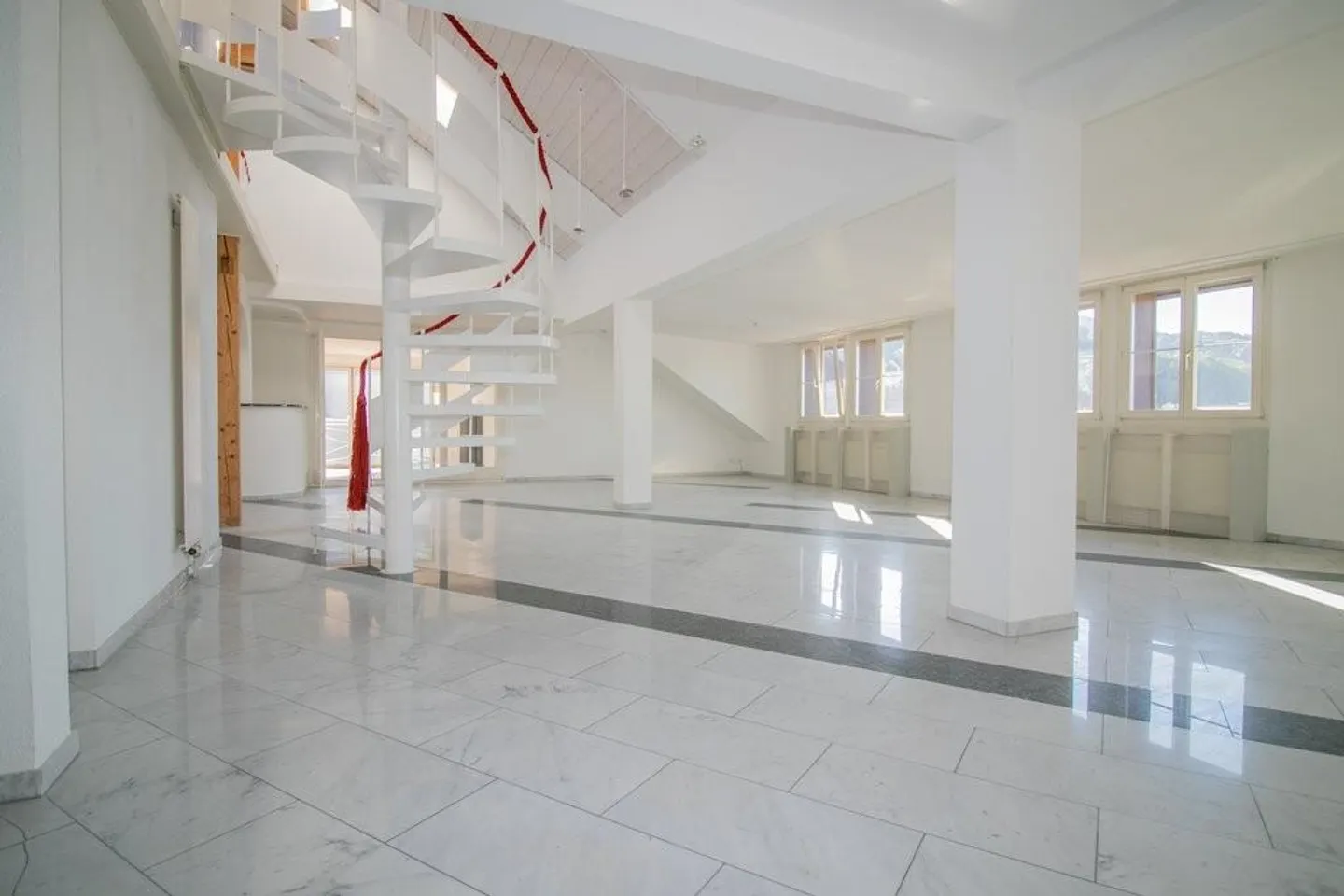 Appartement spacieux de 7,5 pièces avec jardin d'hiver à St. Margrethen - Photo 1 sur 12