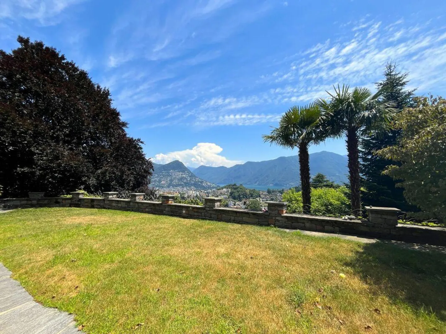 Villa mit Pool in panoramischer Lage - Foto 3 von 12