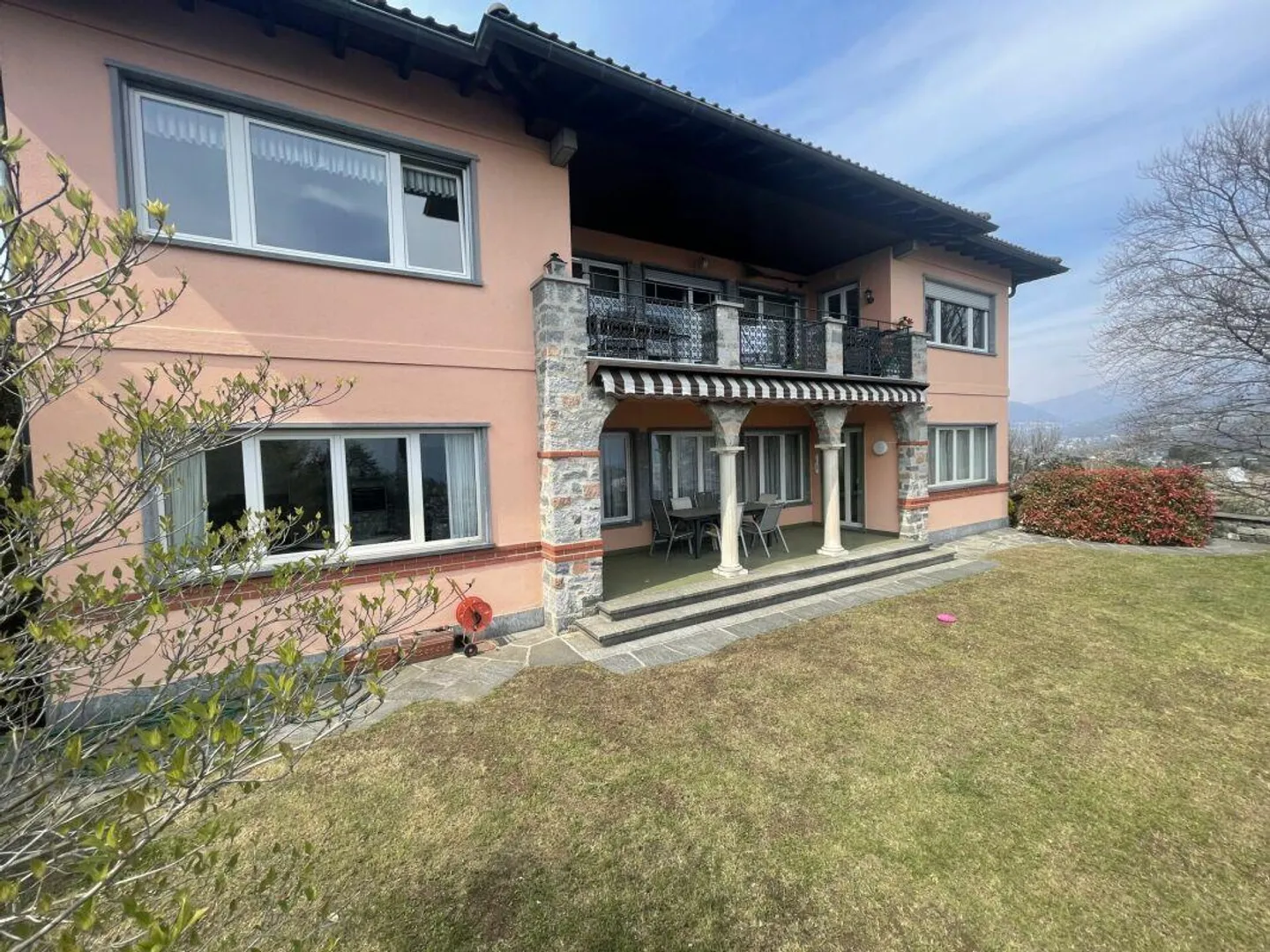 Villa mit Pool in panoramischer Lage - Foto 12 von 12