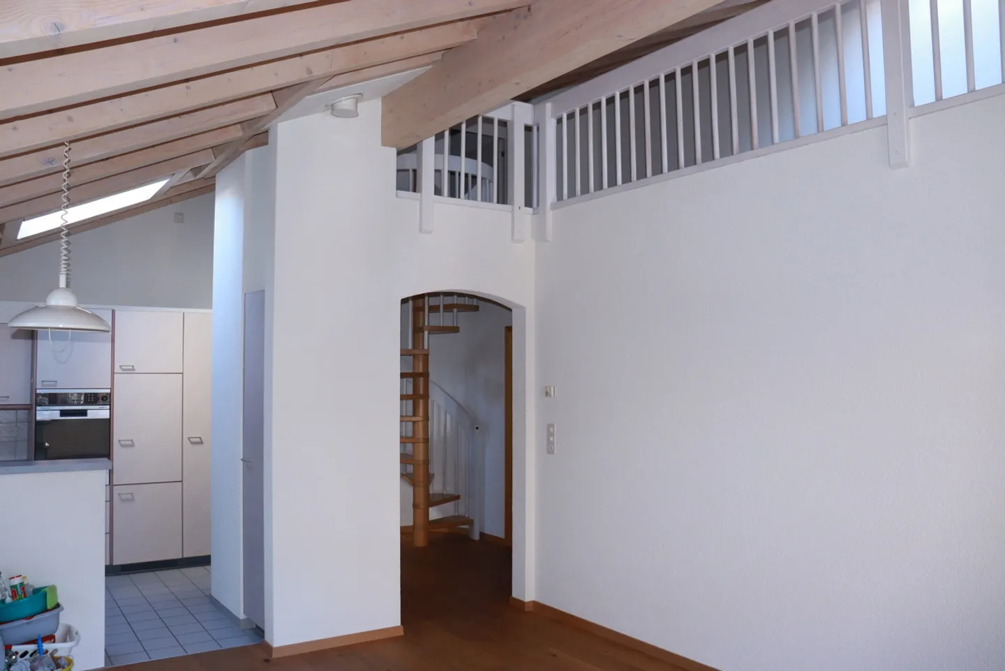 Charming 3.5-room apartment with gallery and balcony in Wilderswil! - Photo 6 of 16