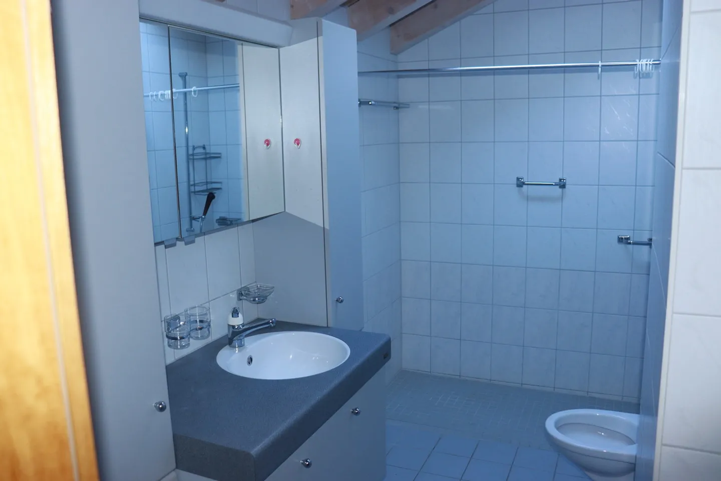 Charming 3.5-room apartment with gallery and balcony in Wilderswil! - Photo 8 of 16