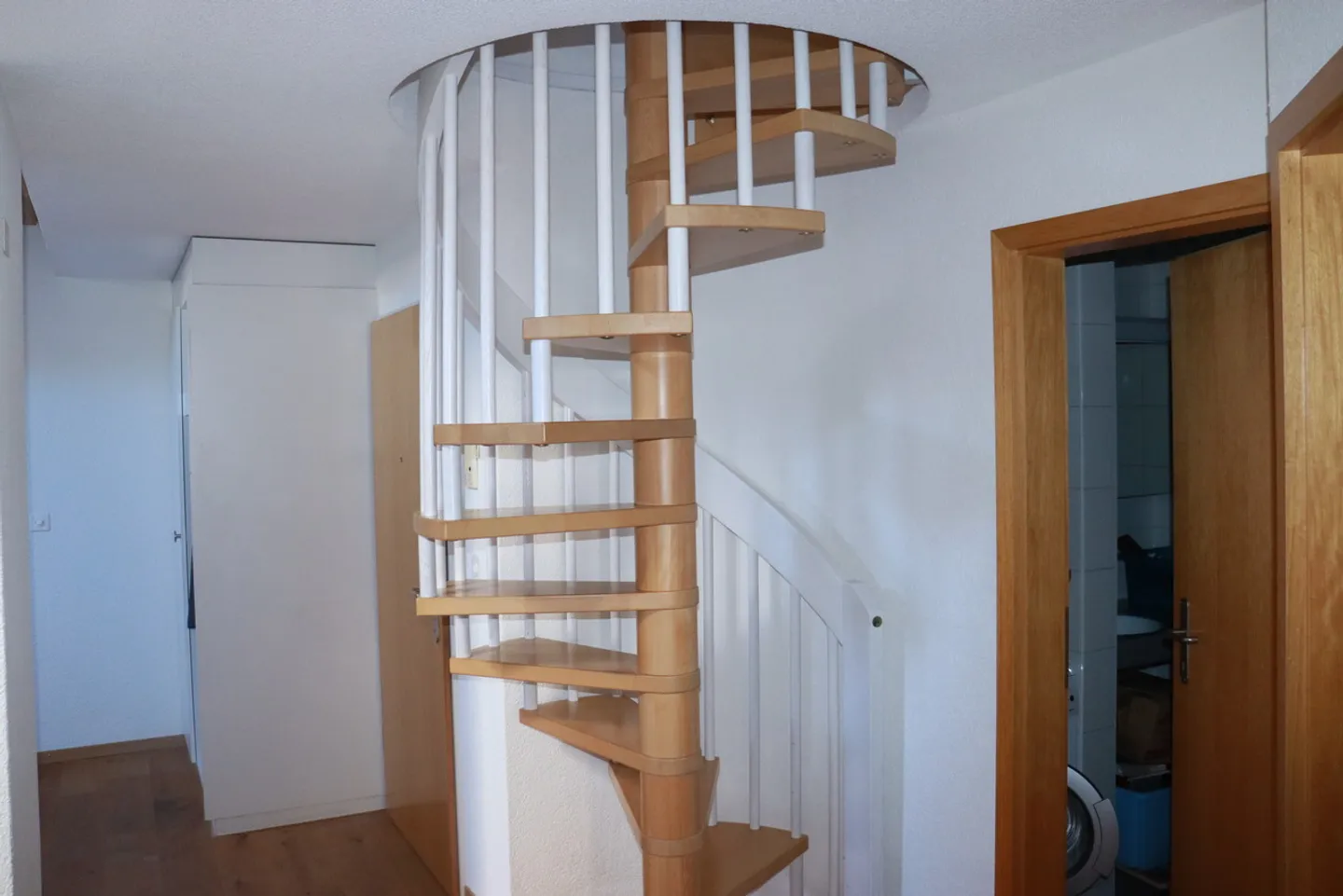 Charming 3.5-room apartment with gallery and balcony in Wilderswil! - Photo 10 of 16