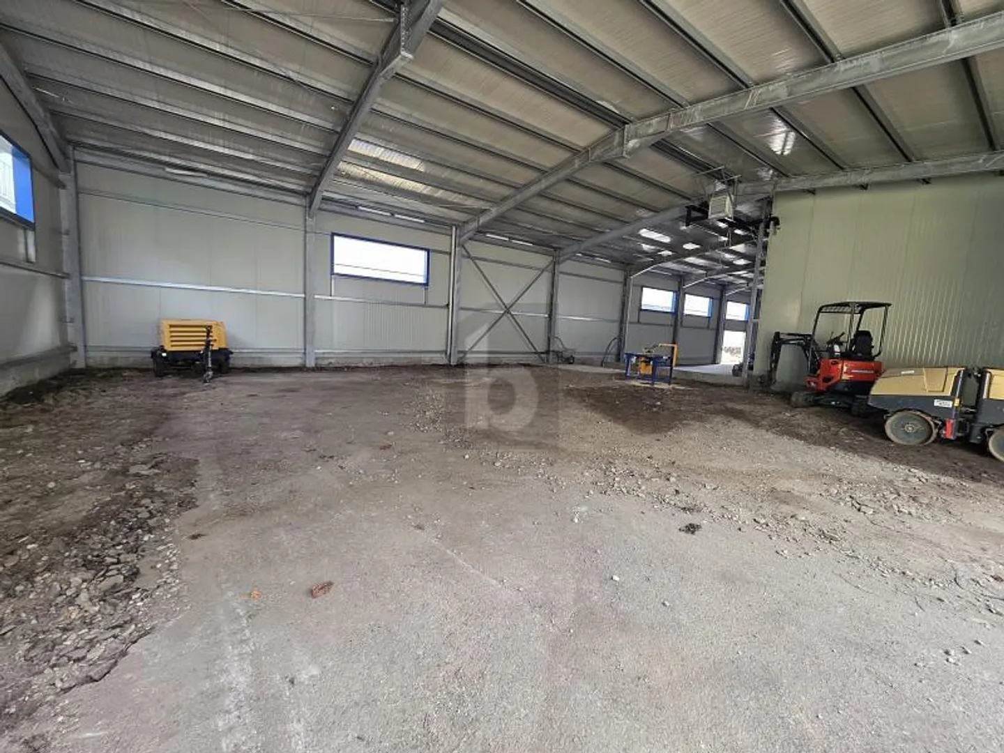 Officina Spaziosa in Posizione Soleggiata - Foto 2 di 4