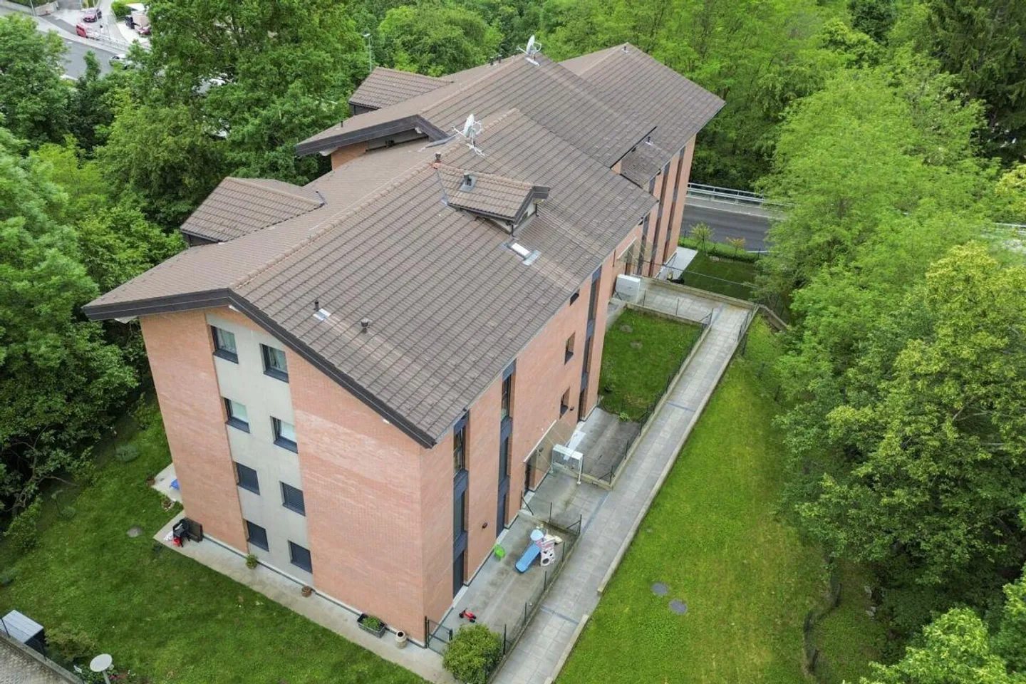 Modernes 3,5-Zimmer-Apartment mit einem 40 m² Hobbyraum - Foto 8 von 8
