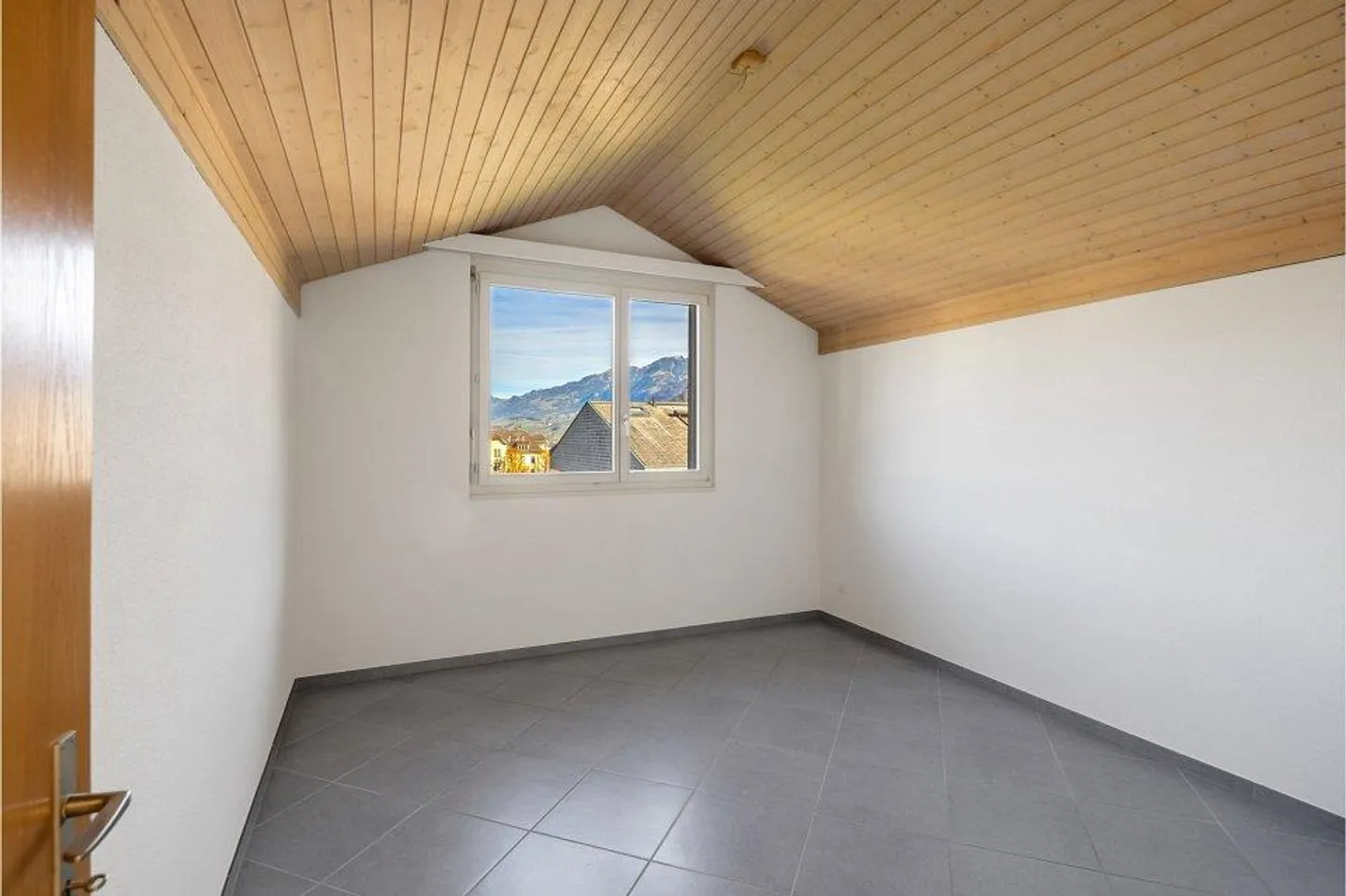 Gemütliche 4.5-Zimmer-Dachwohnung mit Bergblick in Giswil - Foto 3 von 6