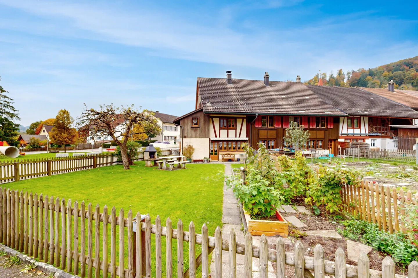 Attractive 4.5-room corner townhouse with separate shed - Photo 1 of 11