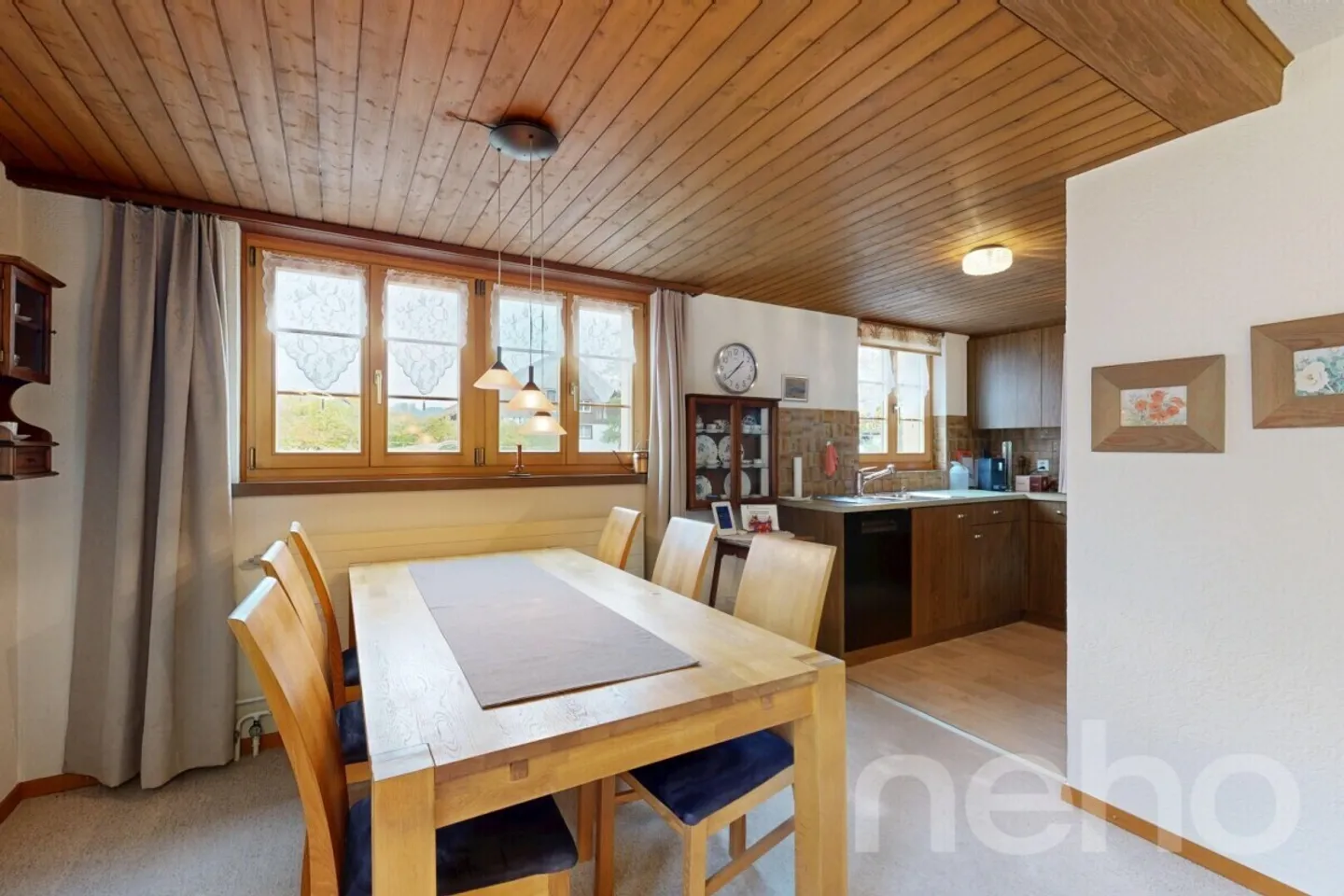 Attractive 4.5-room corner townhouse with separate shed - Photo 4 of 11