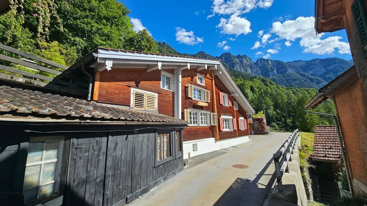 ABITAZIONE RUSTICA CON VISTA MOZZAFIATO SULLE MONTAGNE - Foto 1 di 6