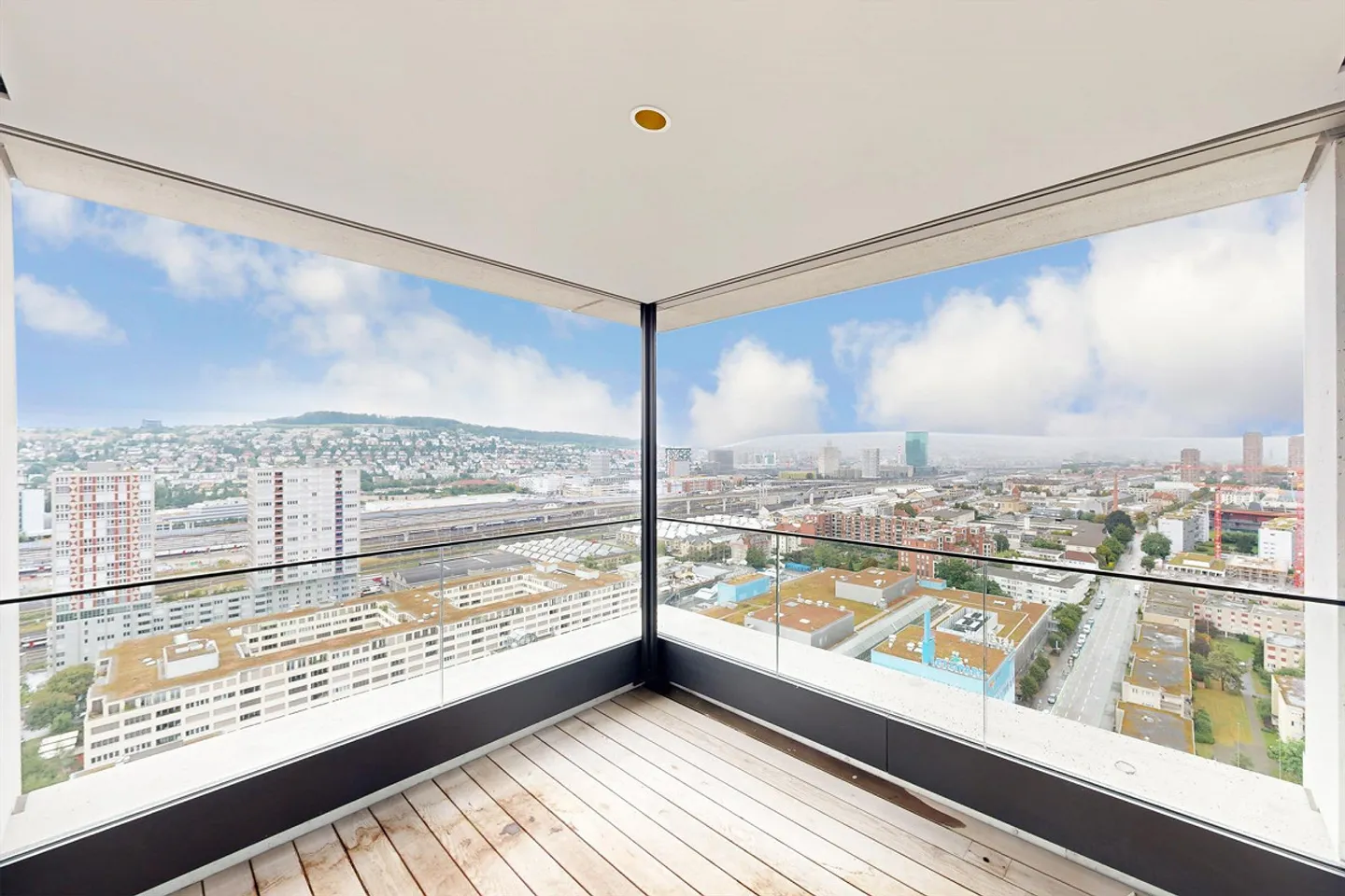 Living on the top floor with a view over Zurich - Photo 2 of 10