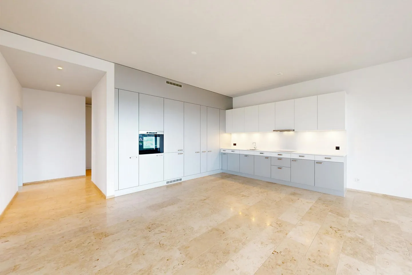 Living on the top floor with a view over Zurich - Photo 3 of 10