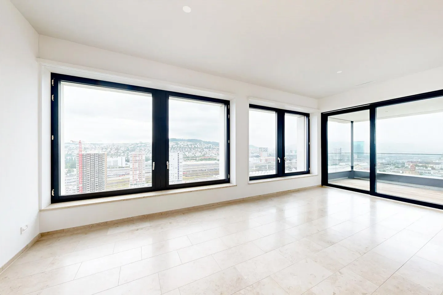 Living on the top floor with a view over Zurich - Photo 4 of 10